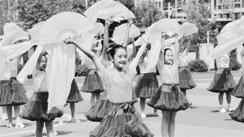 来自济南高新区38所中小学的73支参赛队伍,用跃动的身姿诠释“全龄健康”理念